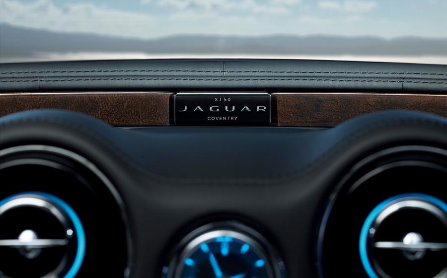 Панель приборов Jaguar XJ50 LWB 2018 года  (WW) (фото 9 из 27)